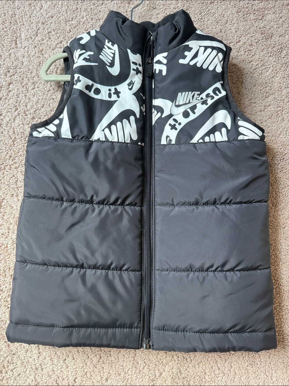Boys Size 5 Nike Black & White Logo Puffer Vest